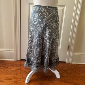 White House Black Market sz 6 beautiful silver/gray  skirt with beadwork